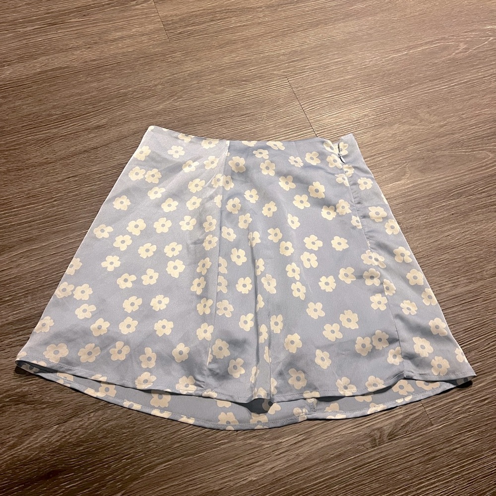 Blue floral skirt from Amazon. Size small/medium